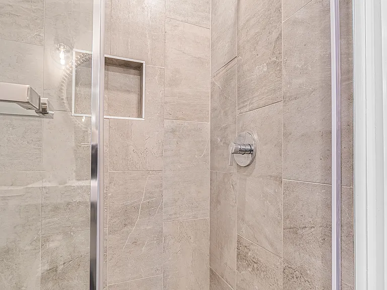High-end shower fixtures & door