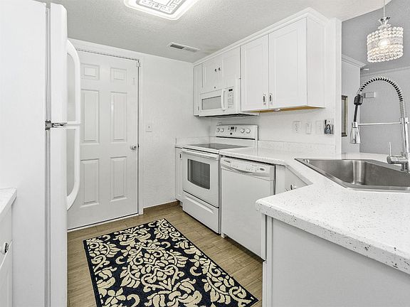 4th image of 3312 La Canada Dr