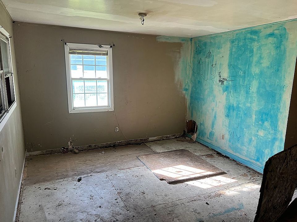 1st image of 805 E 10th St