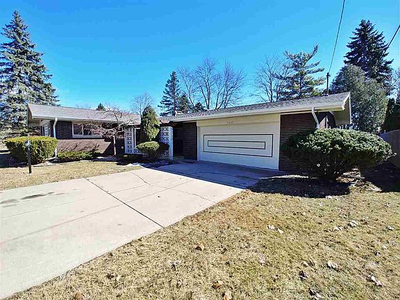 3rd image of 3435 Peale Dr
