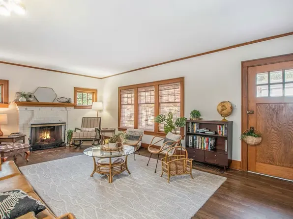 512 Woodlawn Ave, Grand Haven, MI 49417