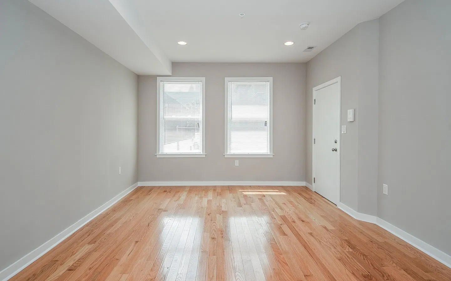 Renovated Bi-Level 3BR/2BA Apartment with Backyard in Spring Garden — Photo 3