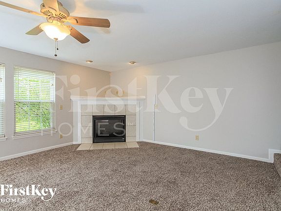 3rd image of 634 Ellen Dr