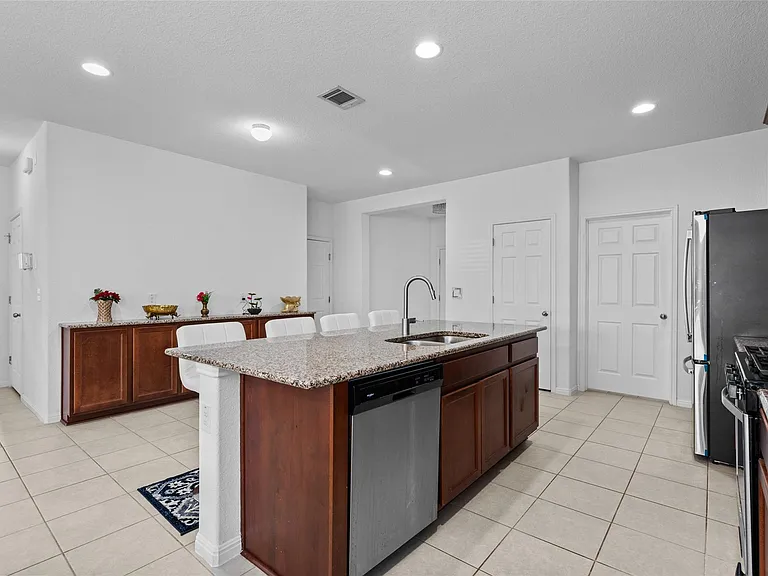325 La Joya Pass — Photo 8