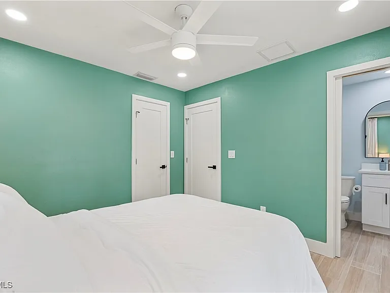 2412 La Salle Ave — Photo 21