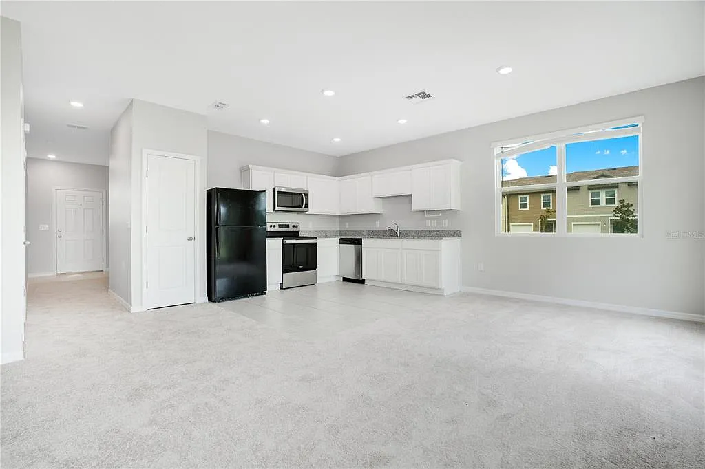3 bed, 2.5 bath, 1480 sqft, $2,050 — Photo 4