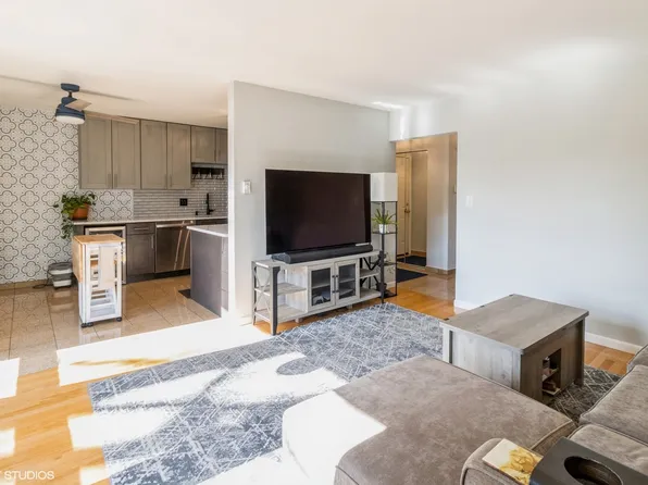 2201 Arbor Cir APT 210, Downers Grove, IL 60515