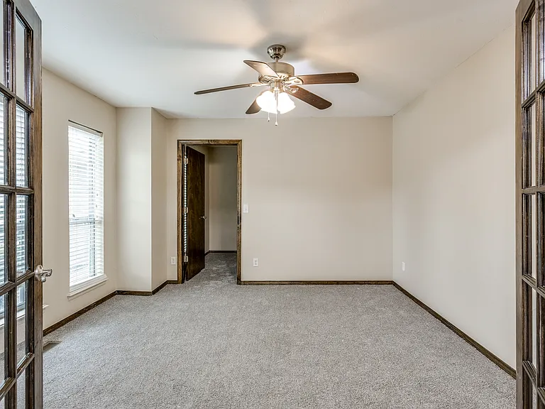 201 W Parkland Dr — Photo 3