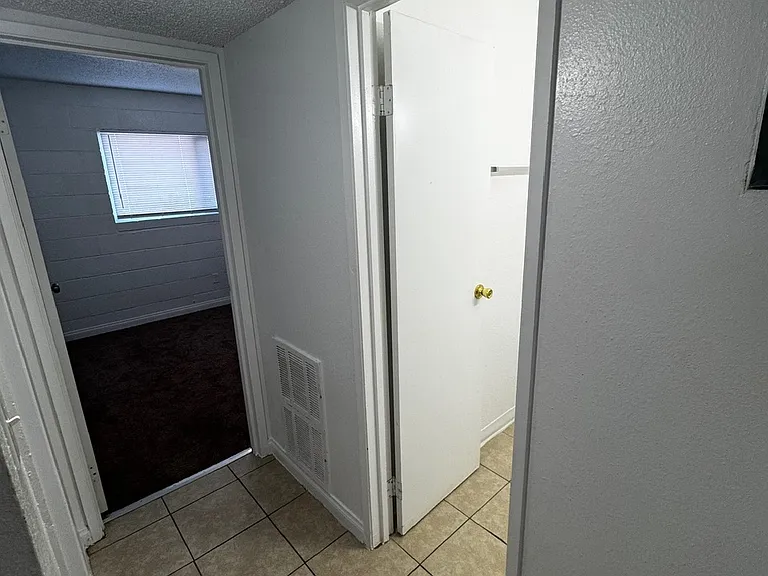 2301 Wengert Ave — Photo 4