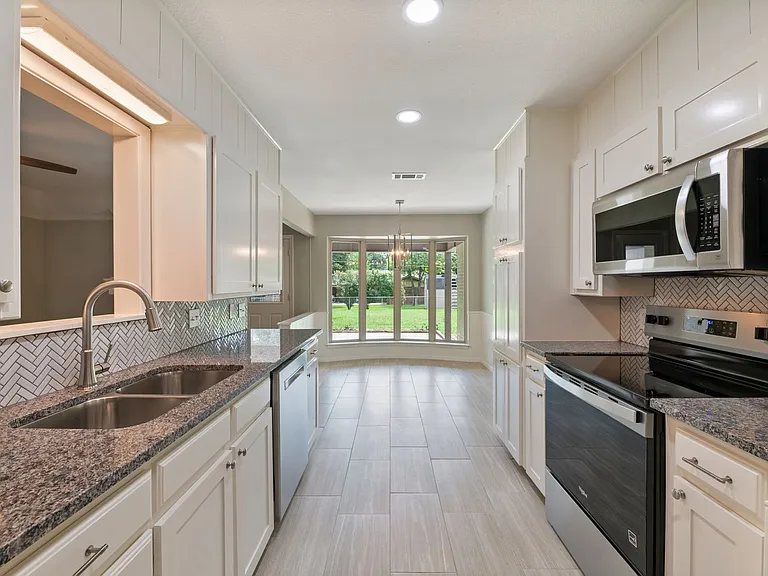 6540 Victoria Ave — Photo 8