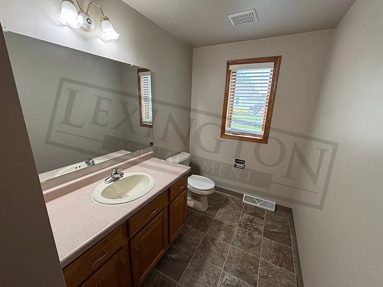 3222 Lakeview Dr — Photo 2