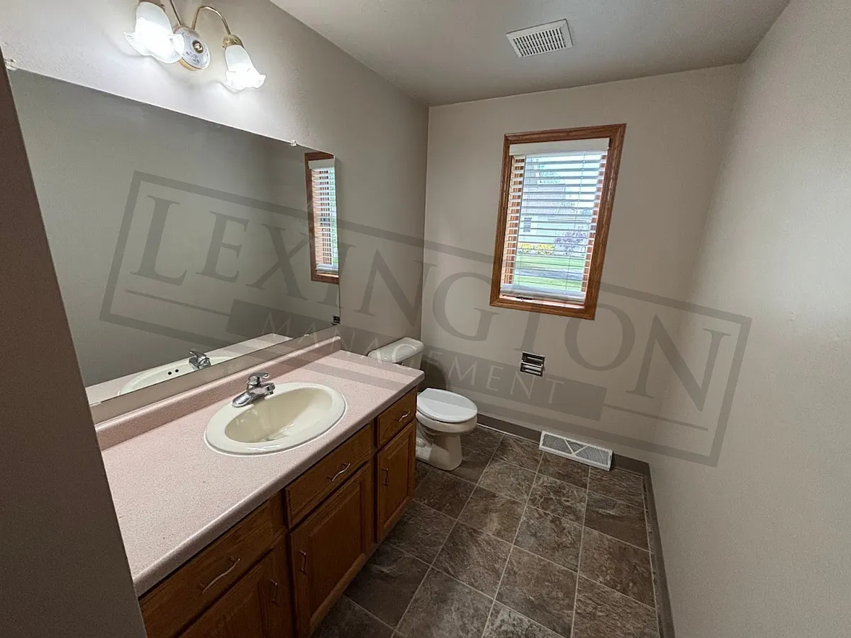 Building Photo - 3222 Lakeview Dr
