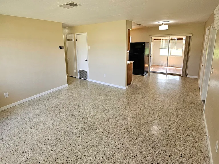 991 Barclay Dr — Photo 7