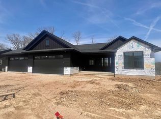 3057 Dell Ridge Ln, Hiawatha, IA 52233