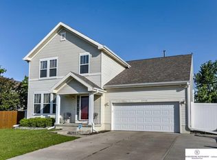 2112 Lakewood Dr, Papillion, NE 68046