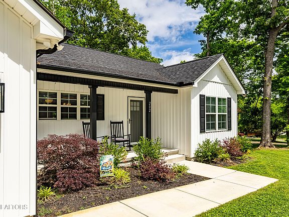 4th image of 202 Skyline Ln