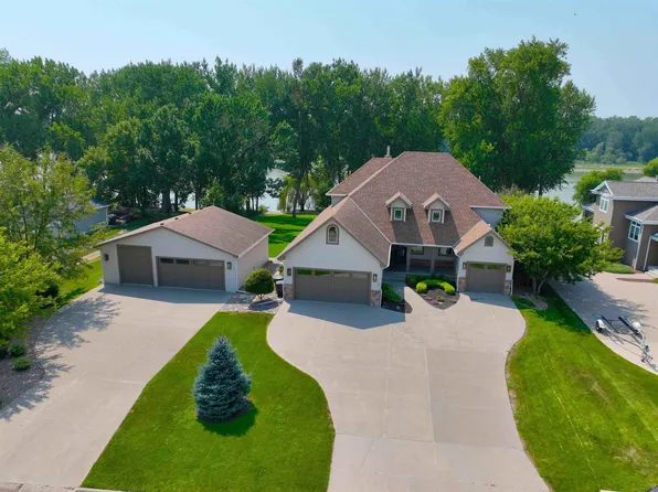 707 Lakeshore Dr, North Sioux City, SD 57049