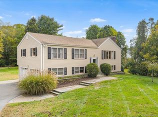 9 Sleepy Hollow Rd E, Niantic, CT 06357