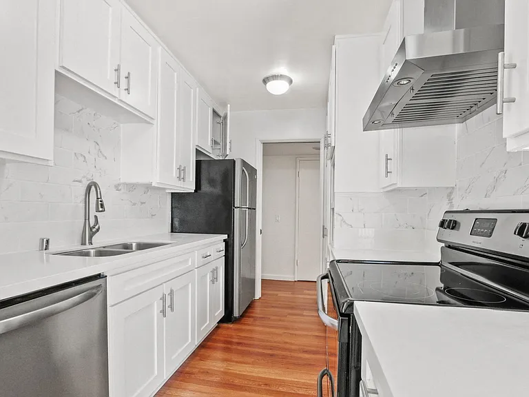 Eastborne Avenue Apartments — Photo 15