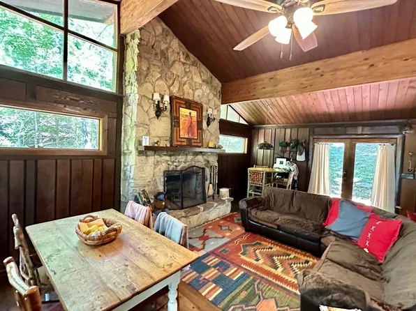 9011 Emerald Ct, Nashville, IN 47448