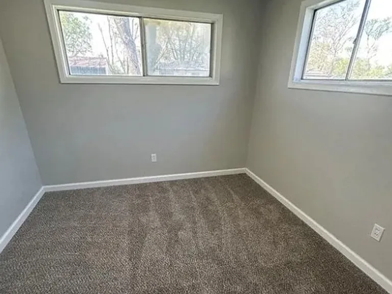1711 Parklane Dr — Photo 4