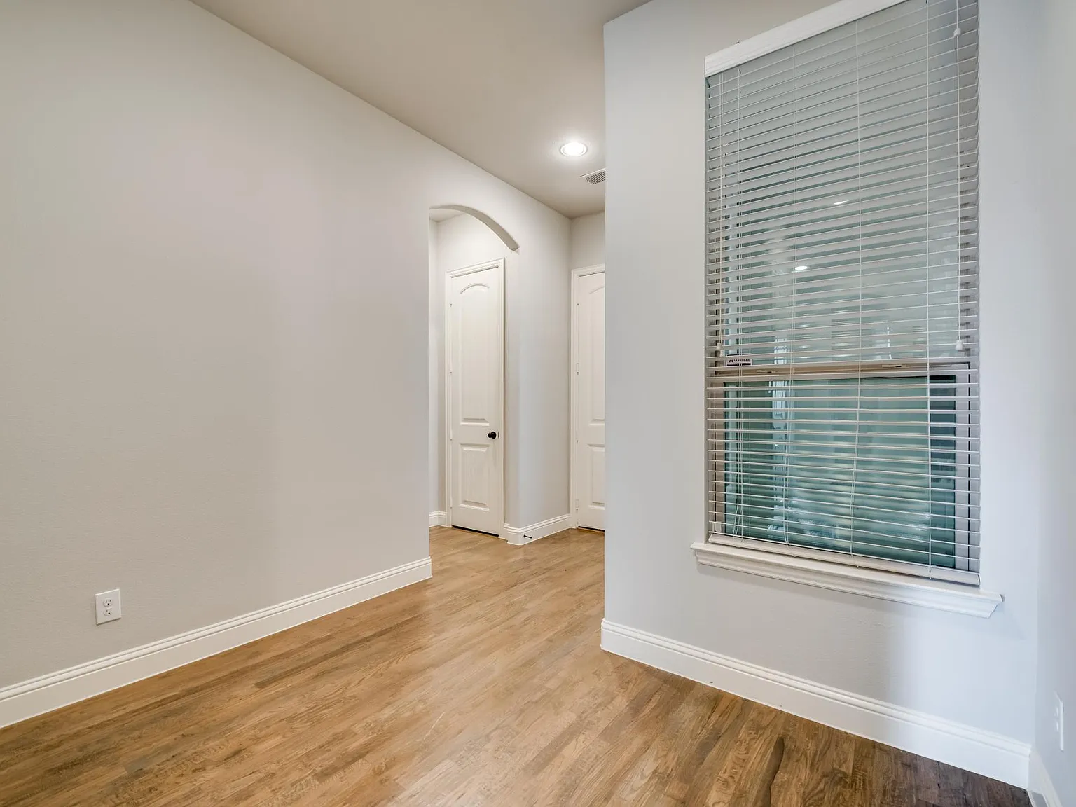 923 Whitehall Dr — Photo 4