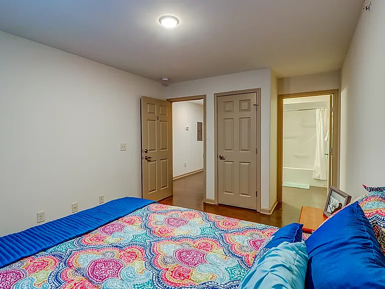College Pointe Apartments — Photo 18