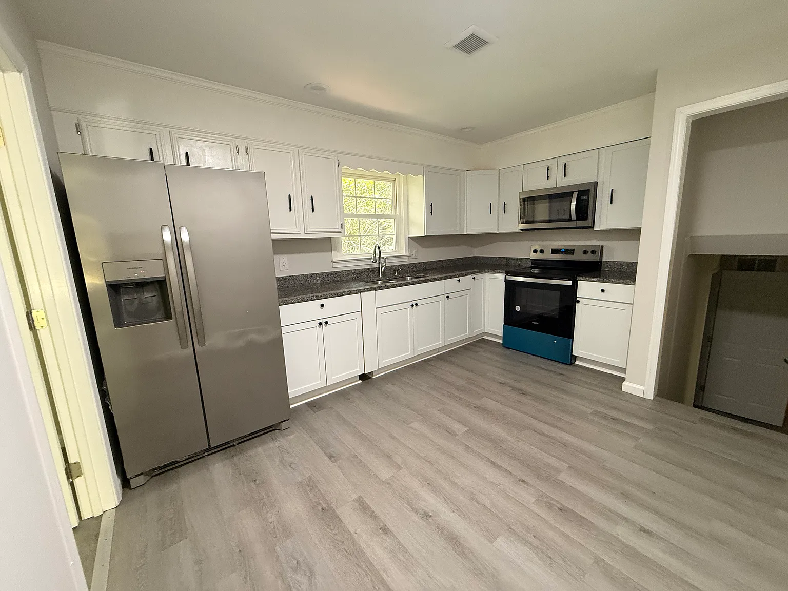 5 bed, 2692 sqft, $3,200 — Photo 4