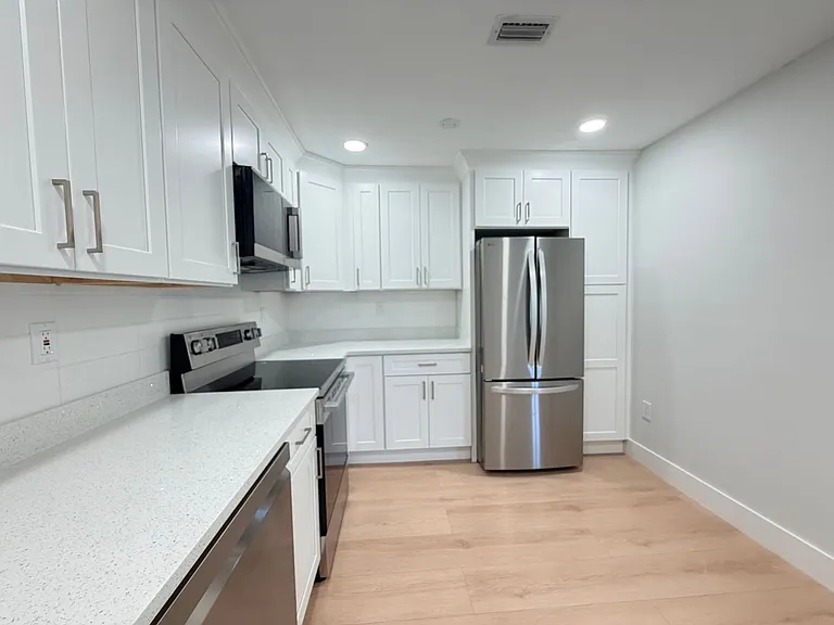 Valencia Apartments — Photo 9