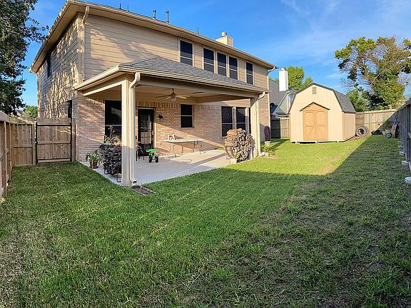 3rd image of 1910 N Everglades Dr
