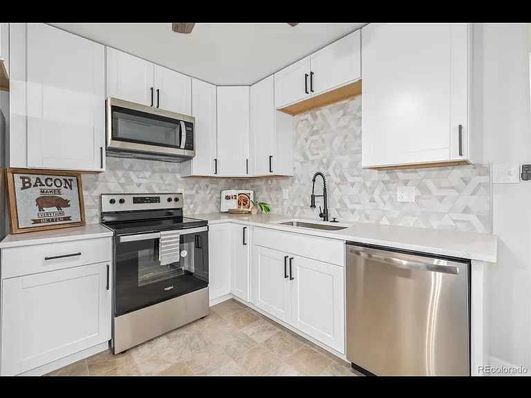 2732 S Grove St — Photo 7