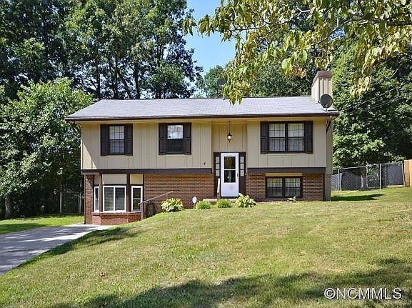 1st image of 4 Springside Dr