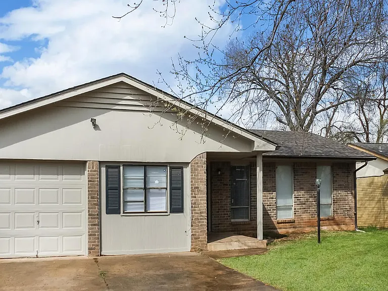 429 E Hillcrest Ln — Photo 2
