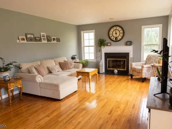 7 Brandon Ct, Andover Boro, NJ 07821