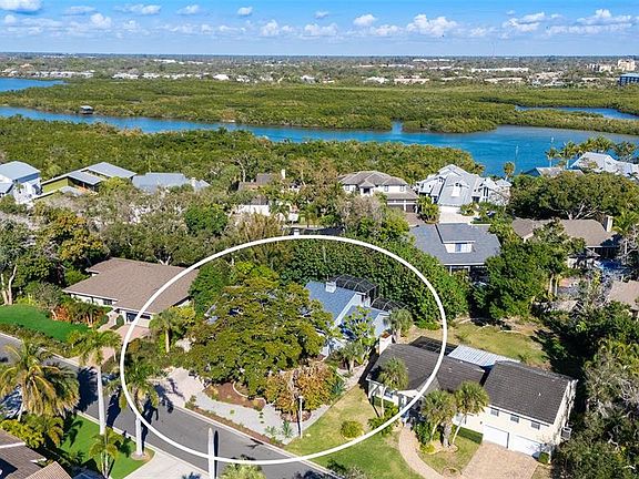 3rd image of 5324 Siesta Ct