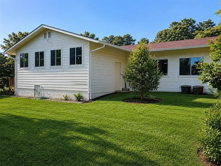 3120 Haverford Ln SE — Photo 2