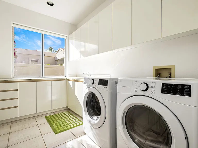 Laundry Room w/sink, storage