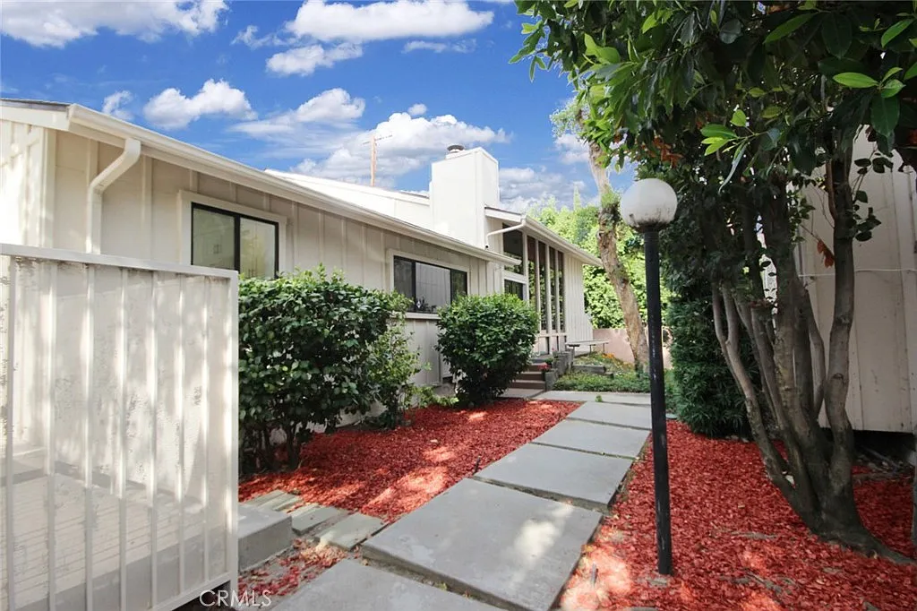 3 bed, 2301 sqft, $3,700 — Photo 3