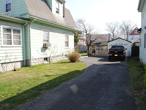 2nd image of 168 Bedford Ave