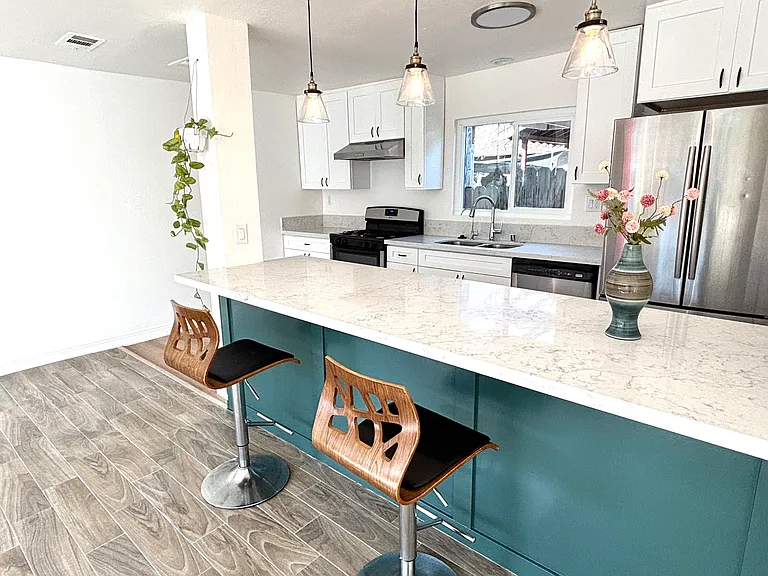 Kitchen with breakfast bar
