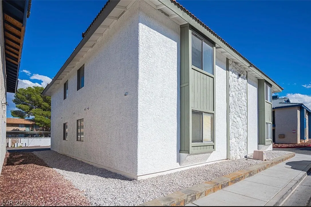 2 bed, 2.0 bath, 3870 sqft, $1,285 — Photo 4