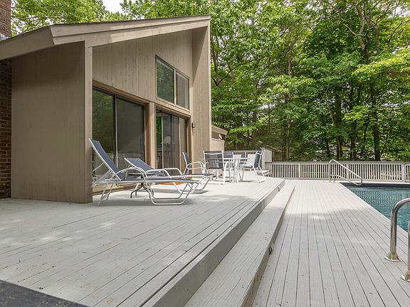 2nd image of 10 Wooded Oak Ln