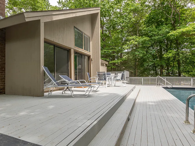 10 Wooded Oak Ln — Photo 2