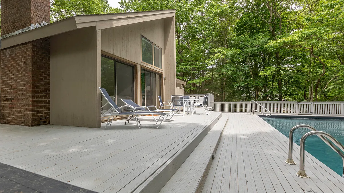 Building Photo - 10 Wooded Oak Ln
