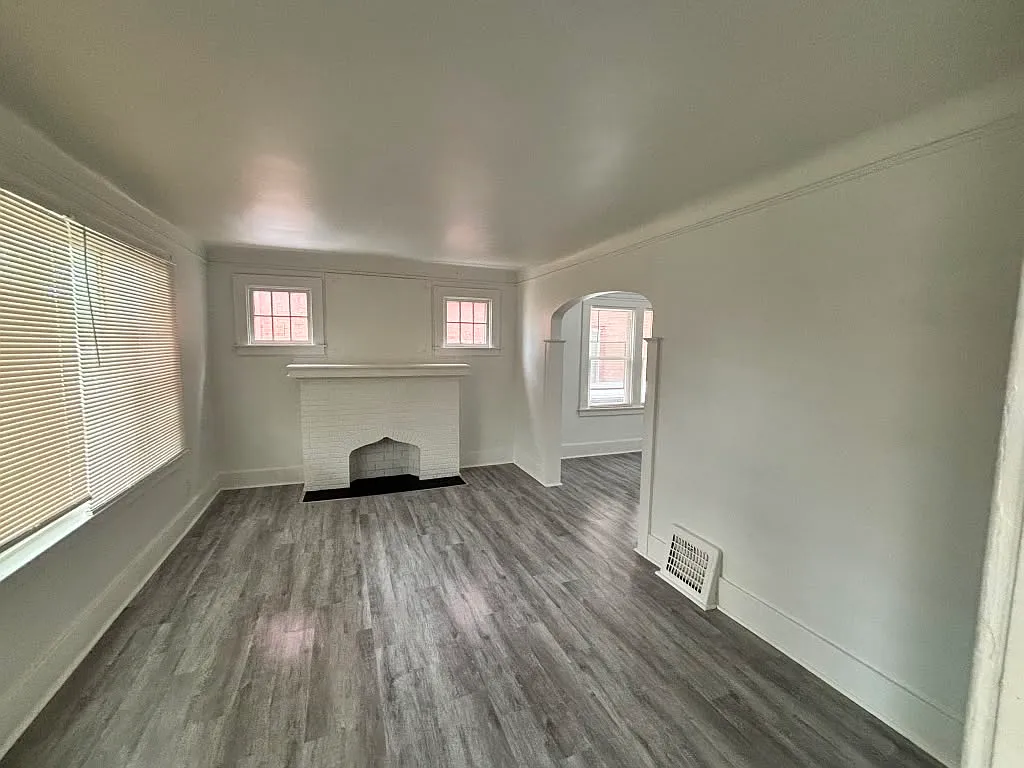 2 bed, $1,100 — Photo 2