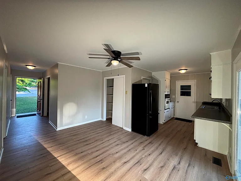 510 Clift Dr — Photo 8