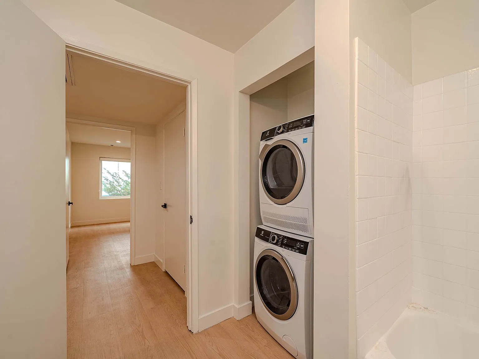 686 S Ardmore Ave — Photo 4