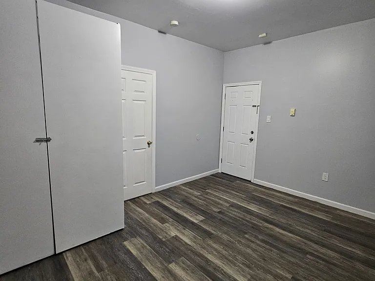 961 Grove St #2R — Photo 10
