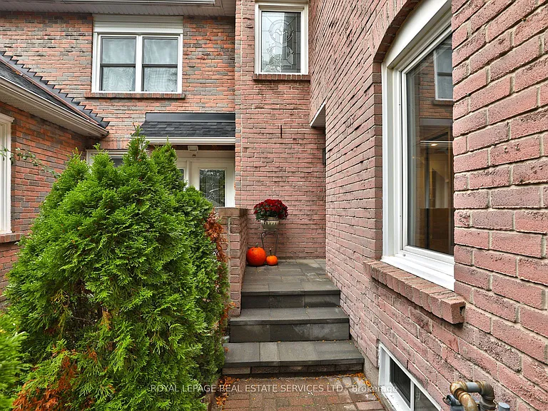 1021 Runnymead Cres — Photo 2