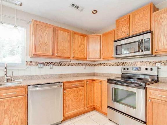 Great kitchen space!